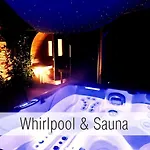 Feriehus Huette41: Ganze Huette Nah Am Mit Privatem Whirlpool, Sauna. Umzaeunt.